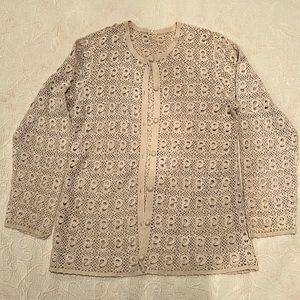 🌺 Beautiful cream colored crochet sweater!